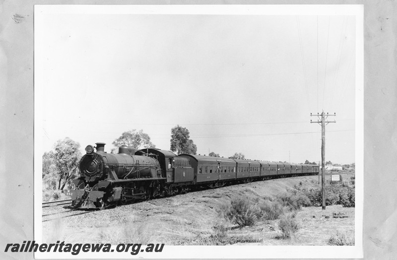 P13645
W class 942 hauling an all green liveried 