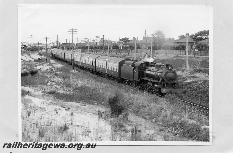 P13664
U class 652 in black livery,  hauling a Down 