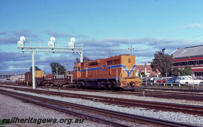P13688
L class 266, Midland, ER line, standard gauge freight train, workshops in background.
