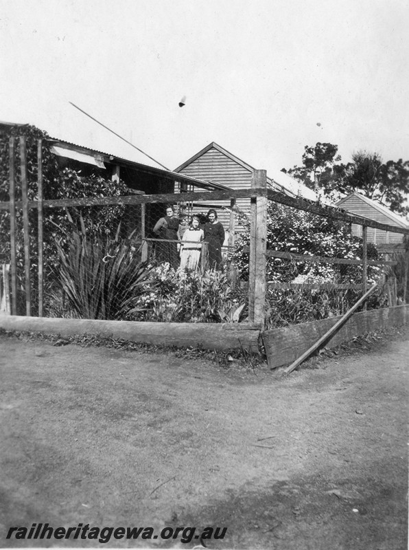 P13693
3 of 6 images of the mill town of Jarnadup, renamed Jardee in 1925, Sellick's house showing the front garden
