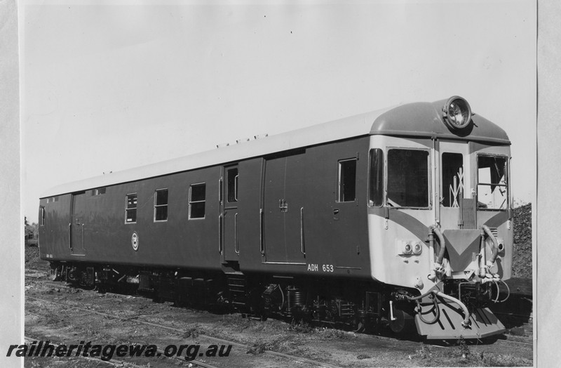P13701
ADH class 653 in original format, white front with red chevron, side and front view.

