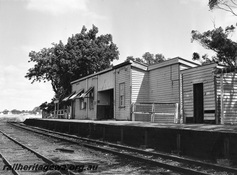 P13702
Station buildings, Grass Valley, EGR line, trackside and west end view.
