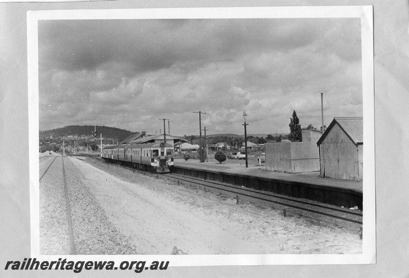 P13712
ADG class ADA class ADG class railcar set, station buildings, Bellevue, overall view of station precinct
