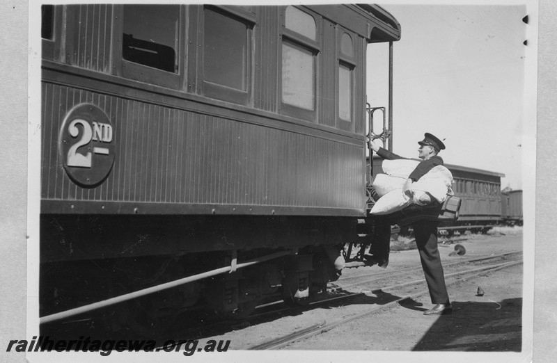 P13724
ARS class 282, Special Car Conductor Charlie Albery loading equipment onto the second class sleeper
