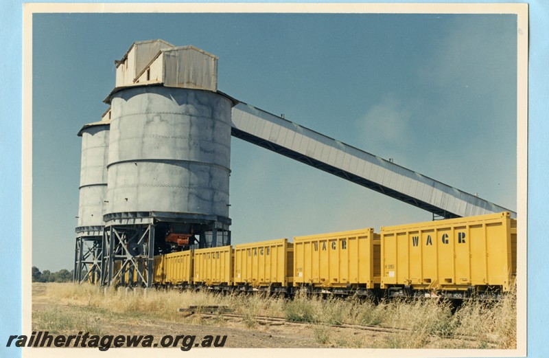 P13751
Train of QW class flat wagons with ilmenite containers going under the loader
