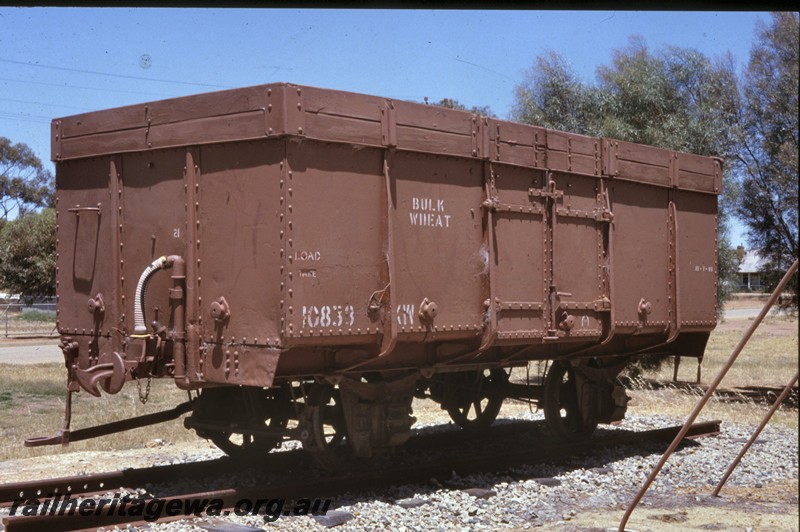 P13802
KW class 10833, four wheel bulk wheat wagon, Cunderdin, end and side view, on display.
