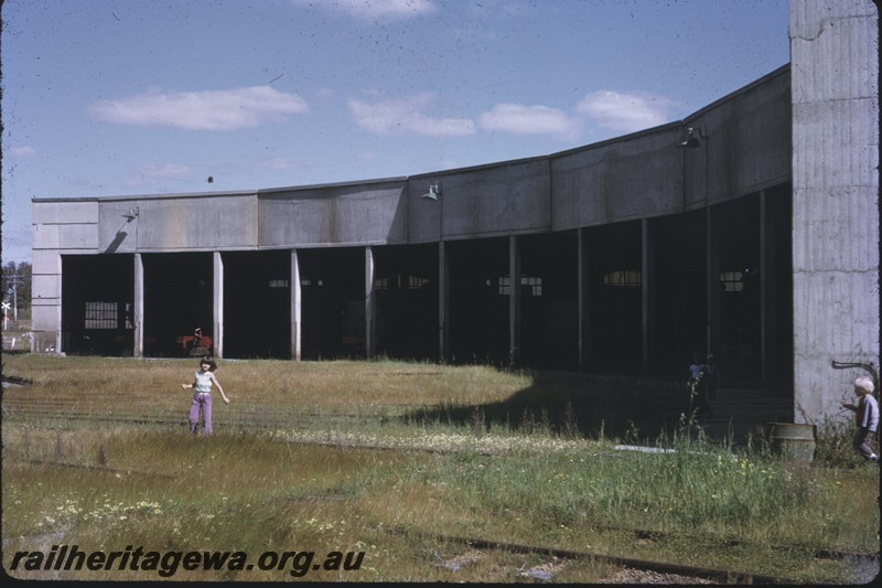 P13825
Roundhouse, Collie, BN line, view along the front 
