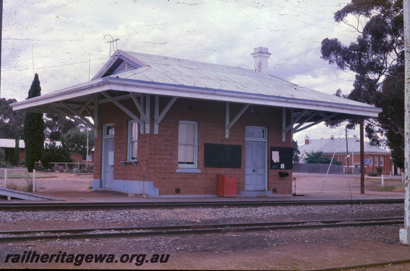P13830
Station building (Traffic Office), Dumbleyung, WLG line, end and trackside view
