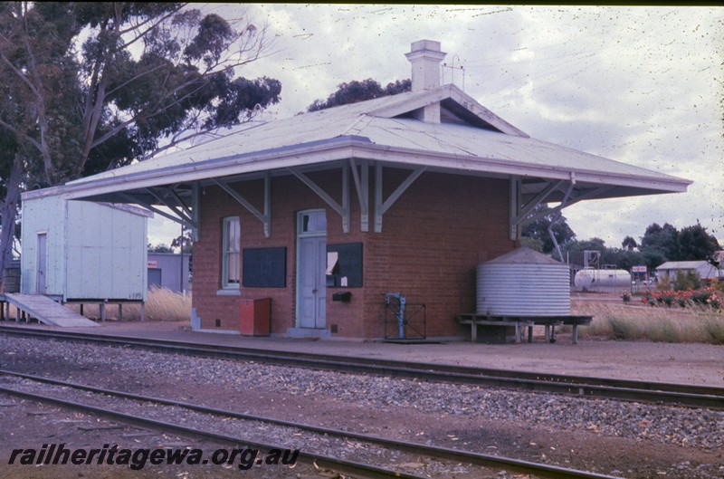 P13831
Station building (Traffic Office), Dumbleyung, WLG line, trackside and end view, out of shed in the background view
