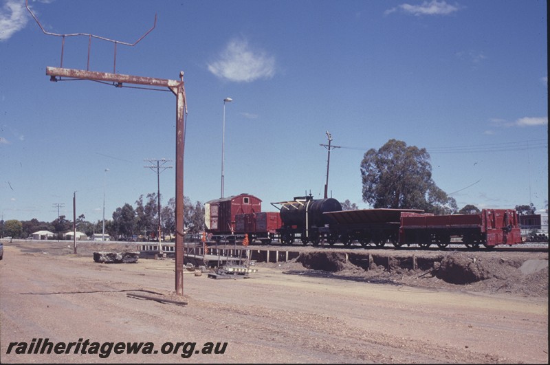P13849
Loading gauge, Narrogin, GSR line, preserved rolling stock in the background
