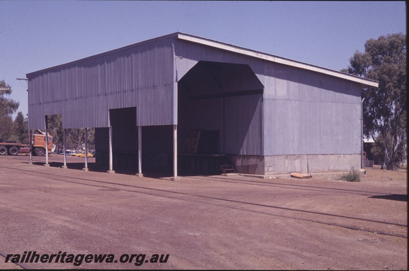 P13853
Goods shed, Wongan Hills, EM line, side and end view.

