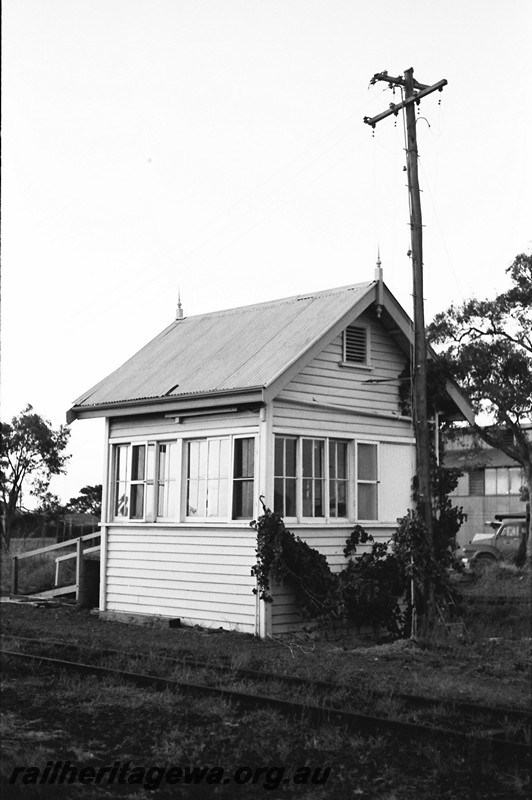 P13898
2 of 3 views of the signal box (Pilot Cabin) at the entrance to the Midland Yard, Lloyd Street, Bellevue, front and end view.
