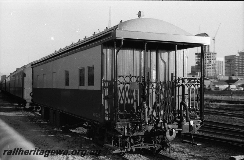 P13921
AGS class 22 Shower carriage, smooth sides, green and cream livery, side and end view.
