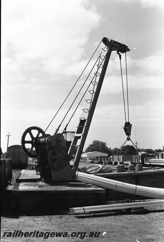 P13961
Platform crane, loading platform, Busselton, BB line, side view.
