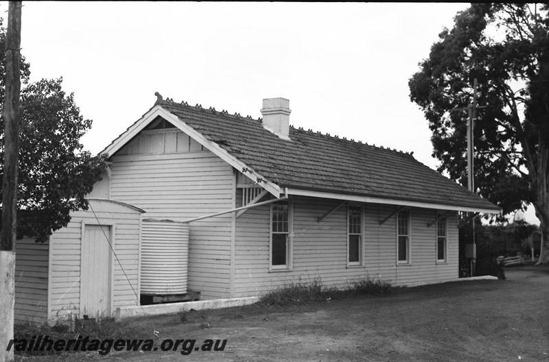 P14016
Station building, storage shed, Kojonup, DK line, end and streetside view
