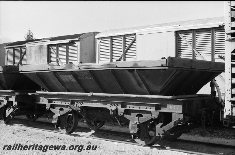 P14018
LA class 23767 ballast hopper, side and end view
