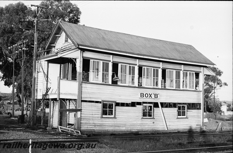 P14023
Signal Box B, Midland, ER line, end and trackside view.
