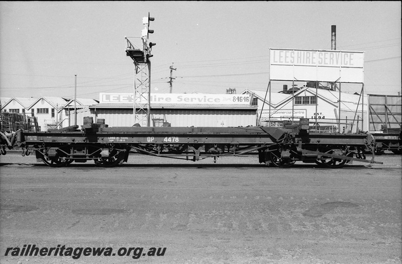 P14038
QP class 4478 bogie flat wagon for transporting pipes, side view
