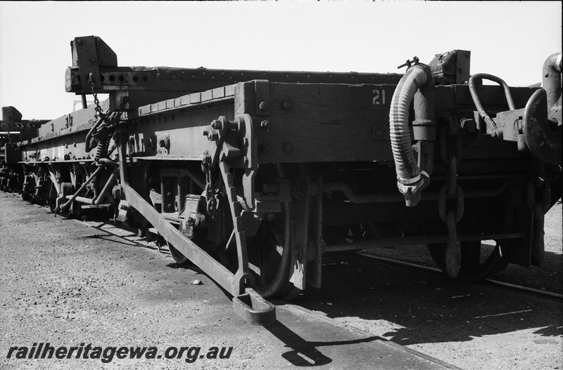 P14039
QP class 4478 bogie flat wagon for transporting pipes, side and end view
