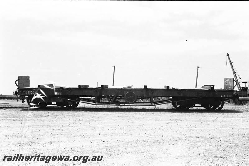 P14041
RA class 5625 bogie flat wagon with end bulkheads, converted from a RA class bogie open wagon
