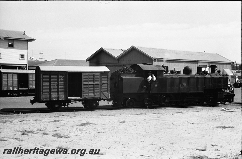 P14042
DM class 582, FD class 14250, Subiaco, ER line, side view.
