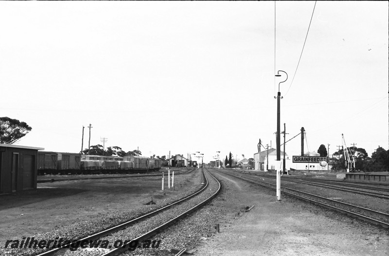 P14050
Signals, gooseneck light, loading platform, loading crane, overall view looking down the yard, Wagin, GSR line.
