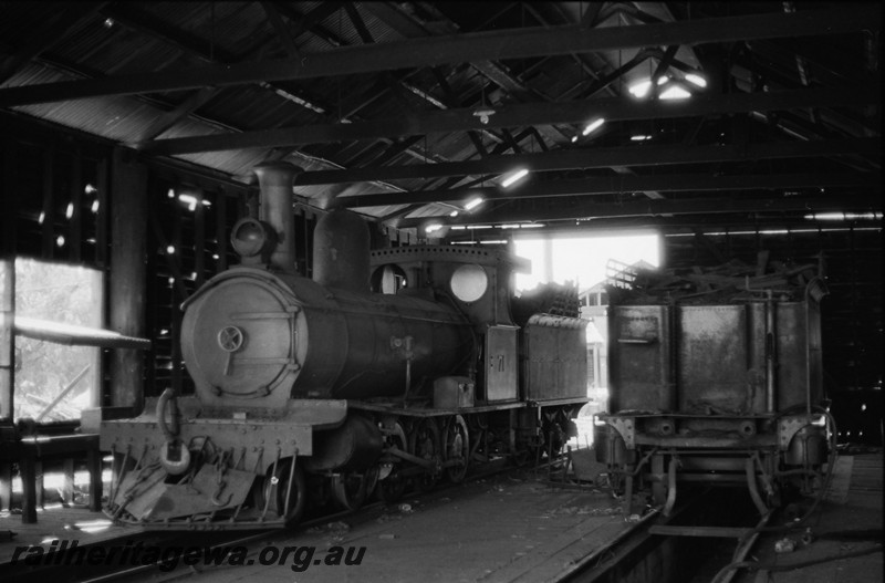 P14064
Millars G class 71, front and side view and a single tender, end view, loco shed, Yarloop.
