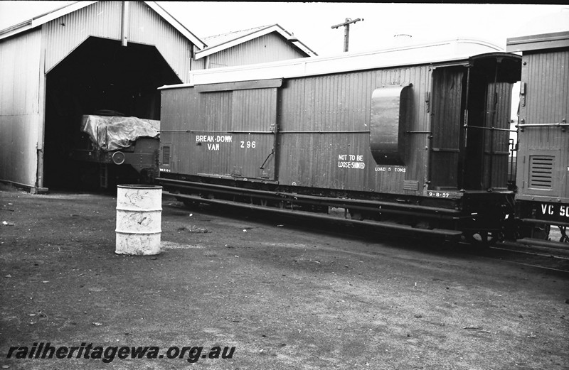 P14066
Z class 96 brakevan, side and end view.
