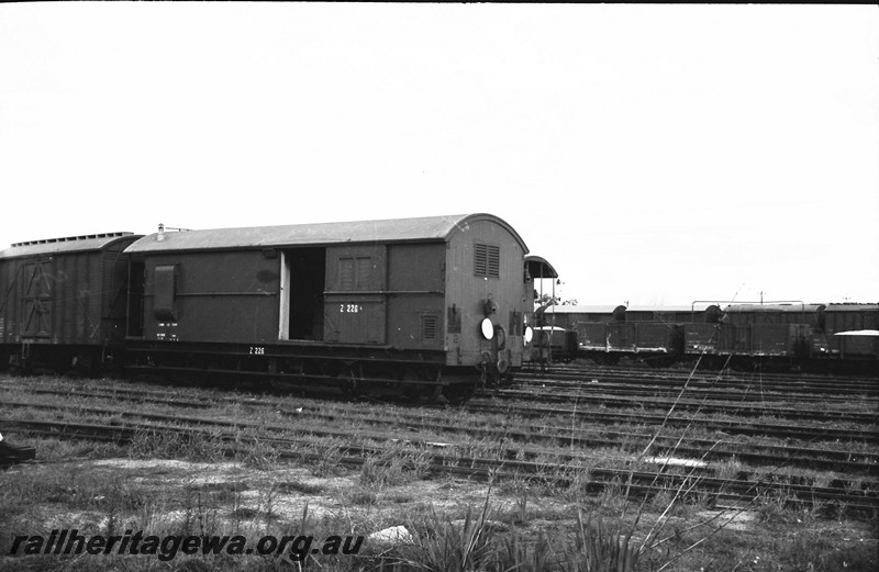 P14067
Z class 226 brakevan, side and end view, end of train tail discs.
