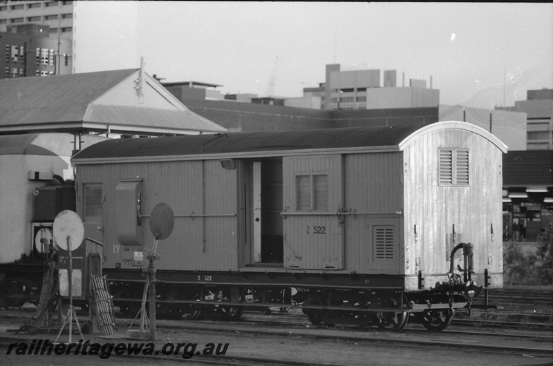 P14070
Z class 522 brakevan, side and end view.
