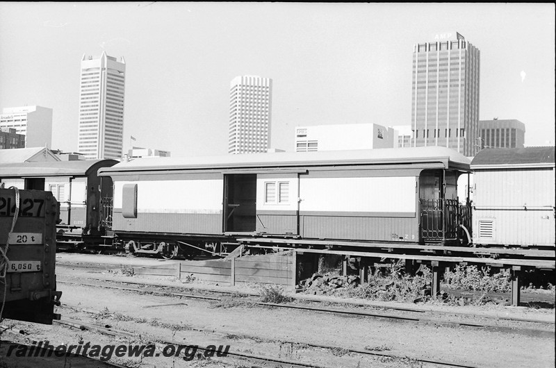 P14073
Z class 9 brakevan, side and end view showing end platforms.
