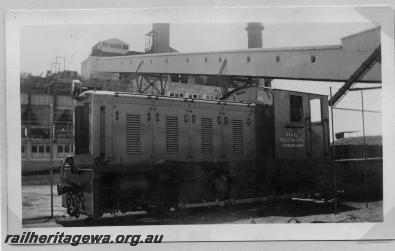 P14159
3 of 3 images of the SEC Drewry diesel shunting loco at the South Fremantle Power house, side view.
