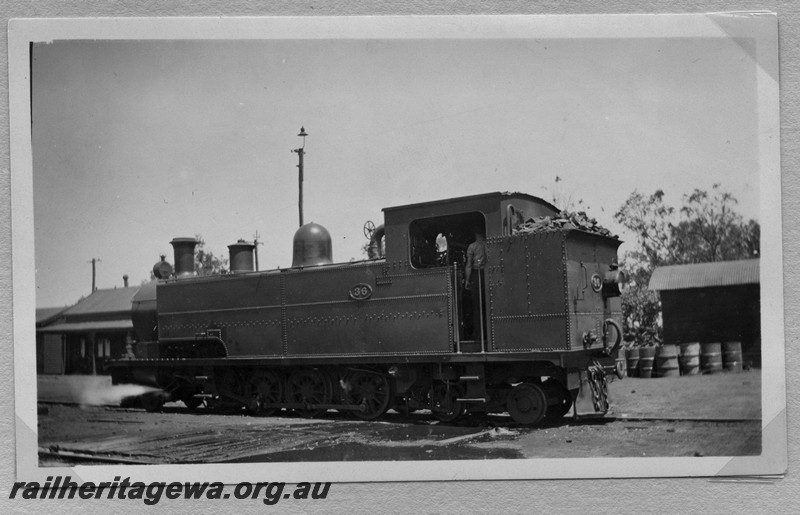 P14165
K class 36 with oil headlights, side and end view
