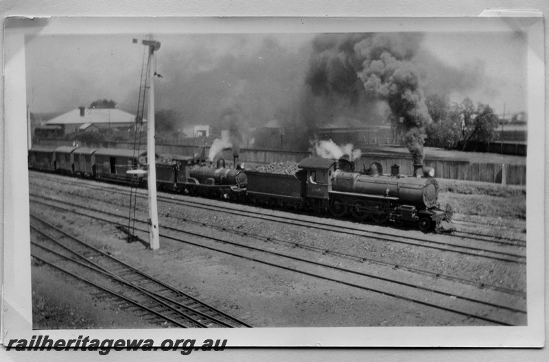 P14179
E class double heading with a R class, passing a tall signal departing Kalgoorlie heading east. EGR line
