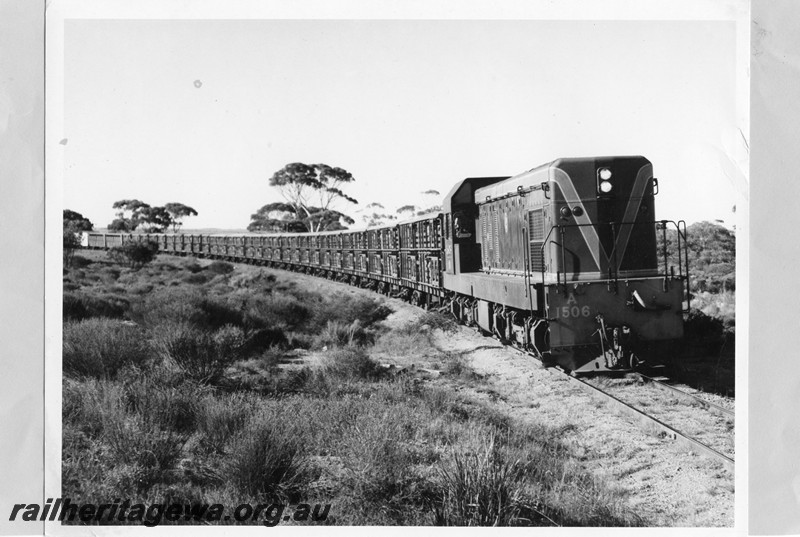 P14195
A class 1506, hauling a stock train (Stacey Lamb Train?), view along the train.
