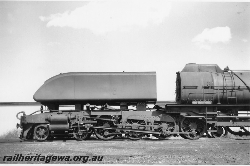P14196
ASG class 45, Kalgoorlie loco depot, EGR line, side view of the forward tank and smokebox showing the shortened boiler cowling

