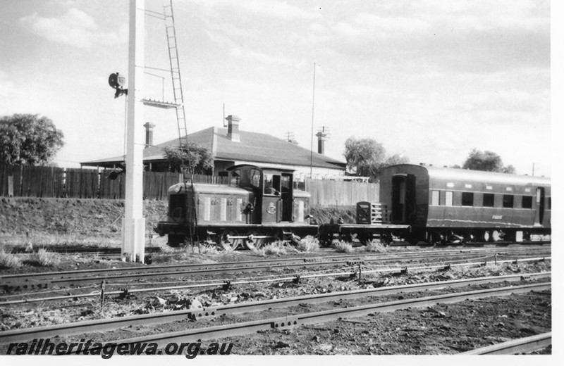 P14209
Z class 0-6-0 diesel shunter, AH class carriage being shunted, Kalgoorlie, EGR line.
