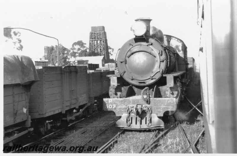 P14210
P class 507, Water tower with two tanks, Northam, ER line, front on view of the loco
