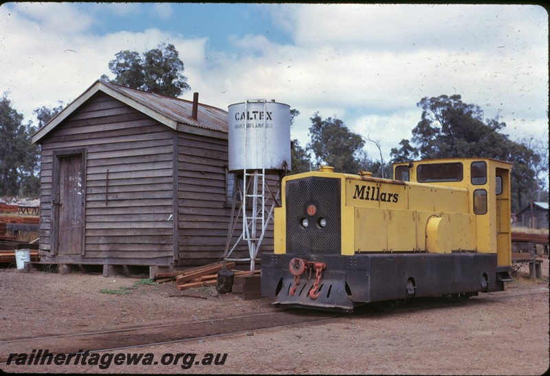 P14357
Millars diesel loco, overhead fuel tank, shed, Jardee.
