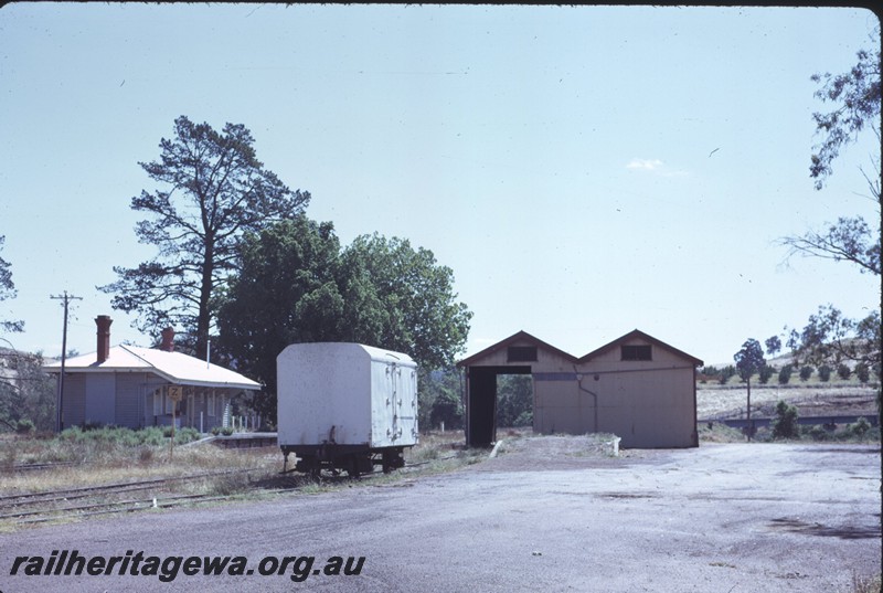 P14365
Station building, loading platform, end and side view, goods shed end view, EB class cool storage van end and side view, Balingup, PP line.
