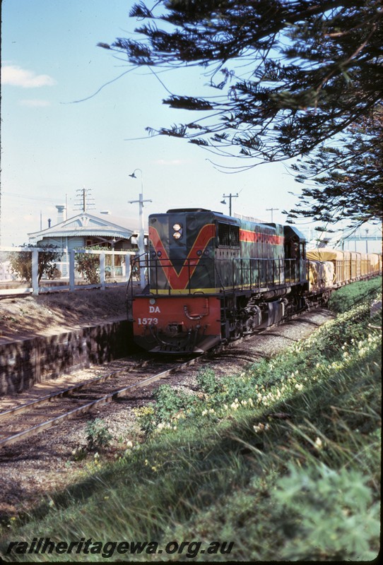 P14420
DA class 1573, station building, Mosman Park, good stain on the freight line from Leighton Yard.
