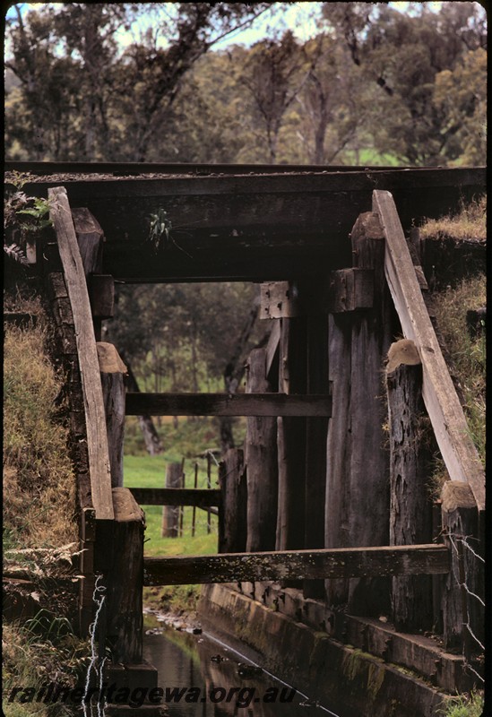 P14441
Timber bridge Beela, BN line, a one span bridge with vertical timber abutments.
