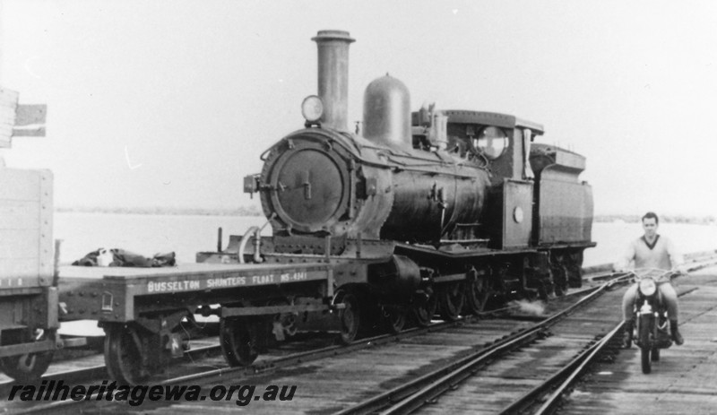 P14451
G class 4-6-0, NS class shunters float, Jetty, Busselton, shunting
