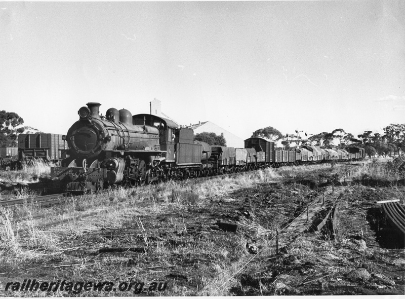 P14530
PR class 5XX, Goods train, arriving at the south end of Katanning, GSR line.
