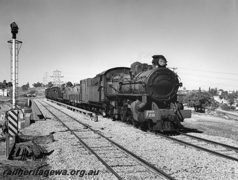 P14562
PMR class 728, telephone box, searchlight signal without a backing disc, steel girder overbridge, Rivervale, SWR line, goods train.
