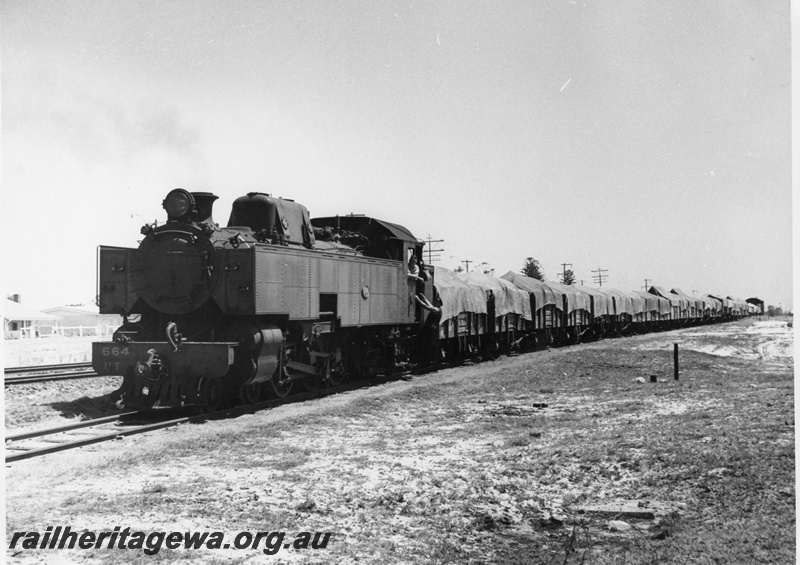 P14581
UT class 664, Bassendean, ER line, goods train. .
