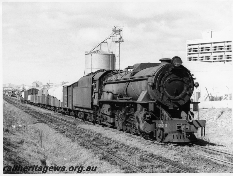 P14605
V class 1223, West Perth, ER line, goods train.
