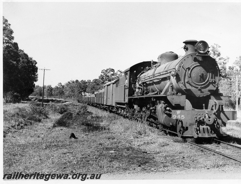 P14617
W class 945, a Bunbury bound goods train near Balingup, PP line
