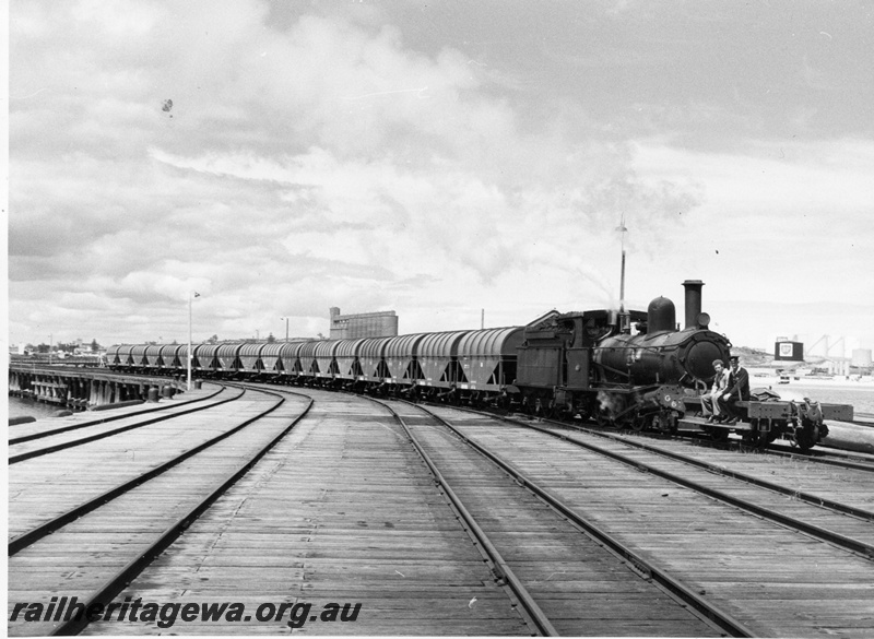 P14626
G class 67, NS class shunters float, Bunbury jetty, heading a train of GSW class wheat hoppers
