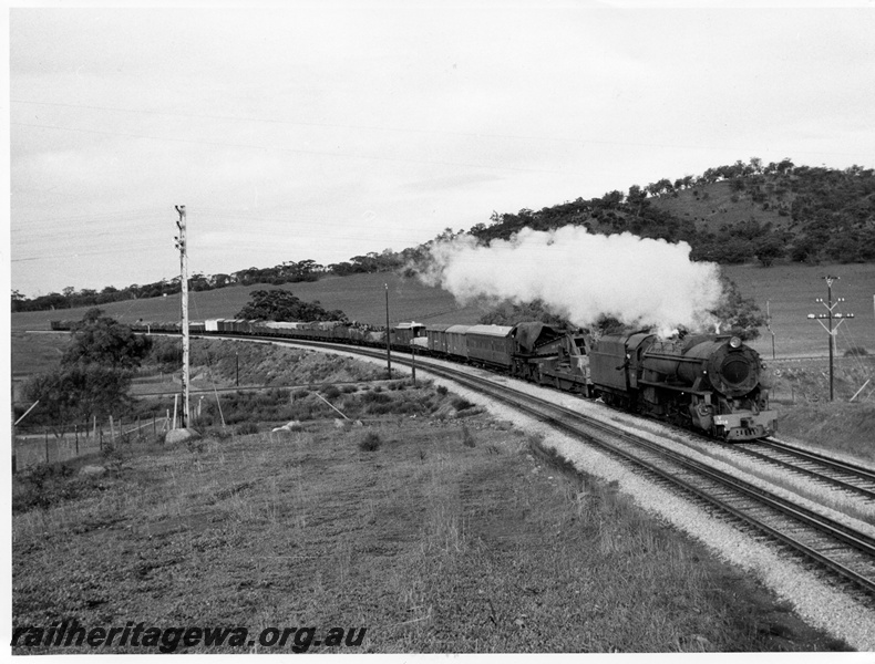 P14636
V class 1214, Cowans Sheldon breakdown crane in the consist, Avon Valley line, goods train
